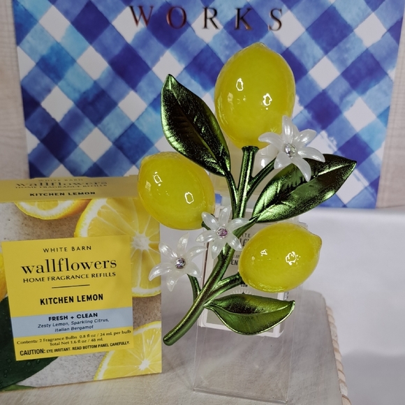 WHITE BARN WALLFLOWERS PLUG SCENT-CONTROL & REFILLS 3-PIECE HOME FRAGRANCE SET - Picture 3 of 12